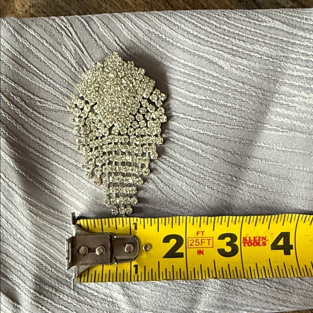 Elegant Silver Crystal Brooch - Picture 5 of 5